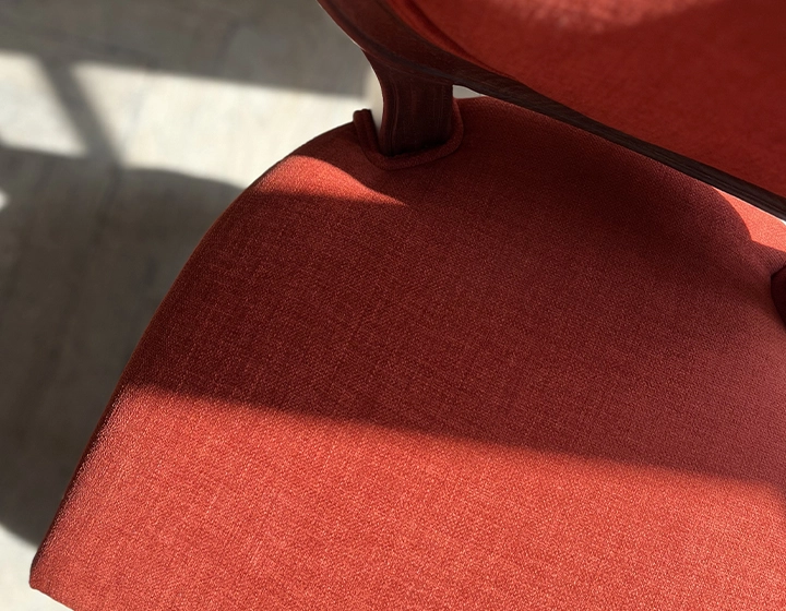 Silla antigua estilo Luis XVI madera con tinte envejecido y tejido naranja quemado