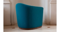 Club armchair fabric tissu bleu socle bois teinte noyer