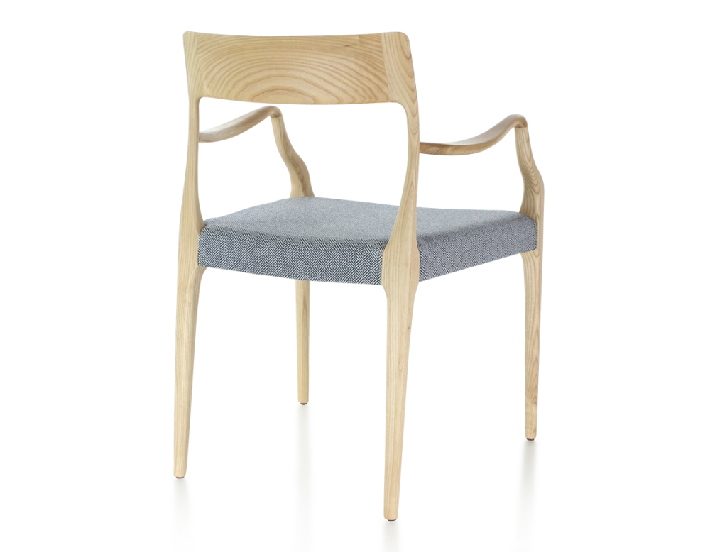Chaise scandinave avec accoudoirs bois teinte naturelle assise tissu chevron bleu
