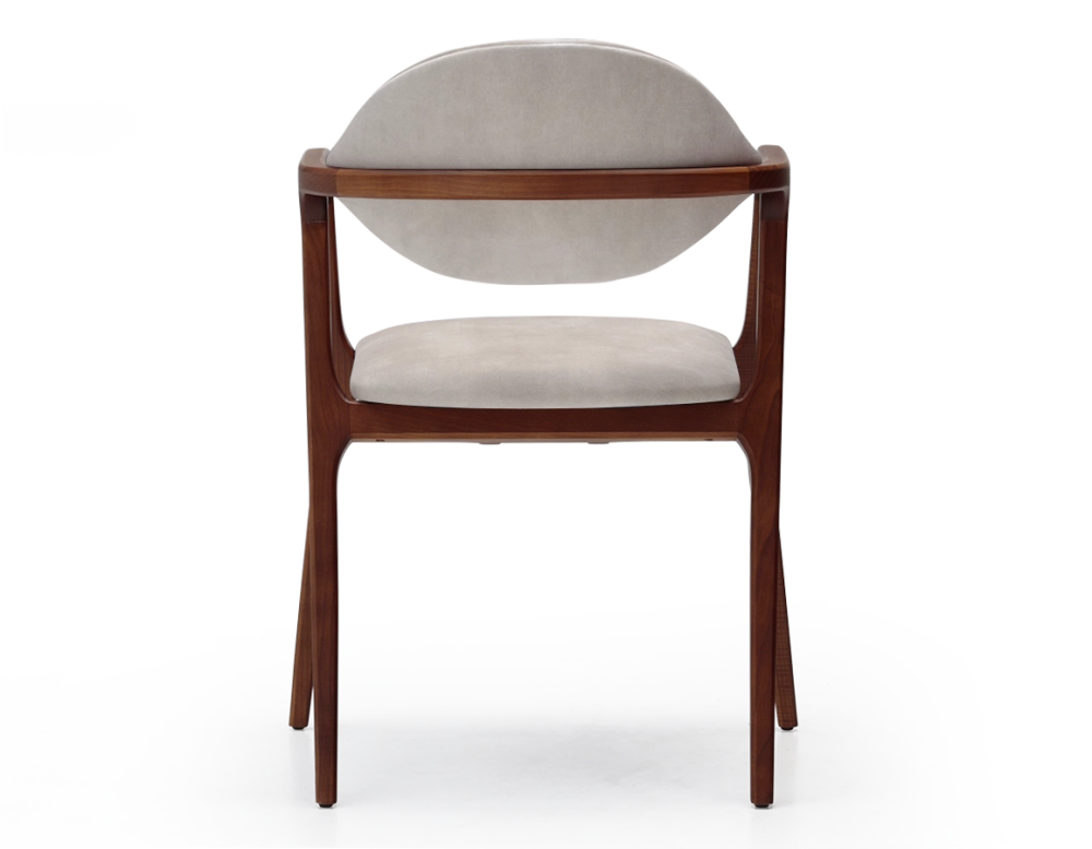 Chaise design avec accoudoirs bois teinte merisier et tissu velours sable