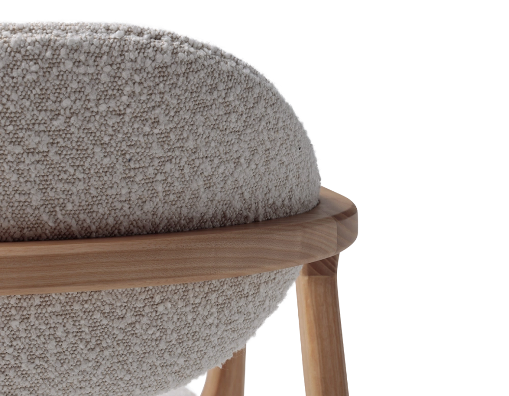 Chaise design avec accoudoirs bois teinte naturelle et tissu bouclé blanc
