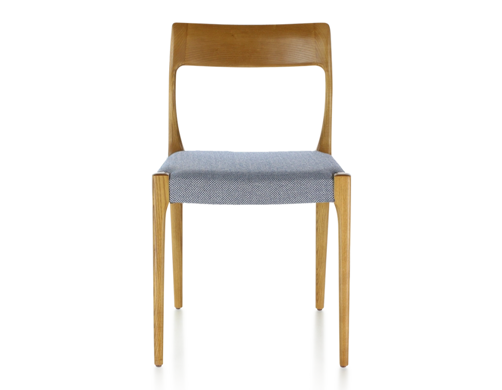 Chaise scandinave bois teinte merisier assise tissu chevron bleu