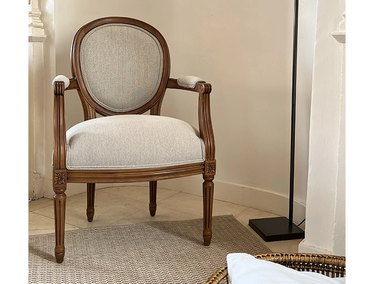Fauteuil ancien style Louis XVI bois teinte ancienne et tissu beige naturel