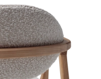 Chaise design avec accoudoirs bois teinte naturelle et tissu bouclé blanc