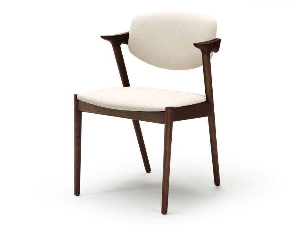 Chaise scandinave bois teinte marron foncé assise tissu blanc cassé