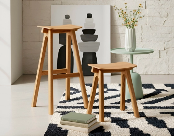 Tabouret de bar en chêne tapissé H80 cm bois teinte naturelle assise tissu taupe