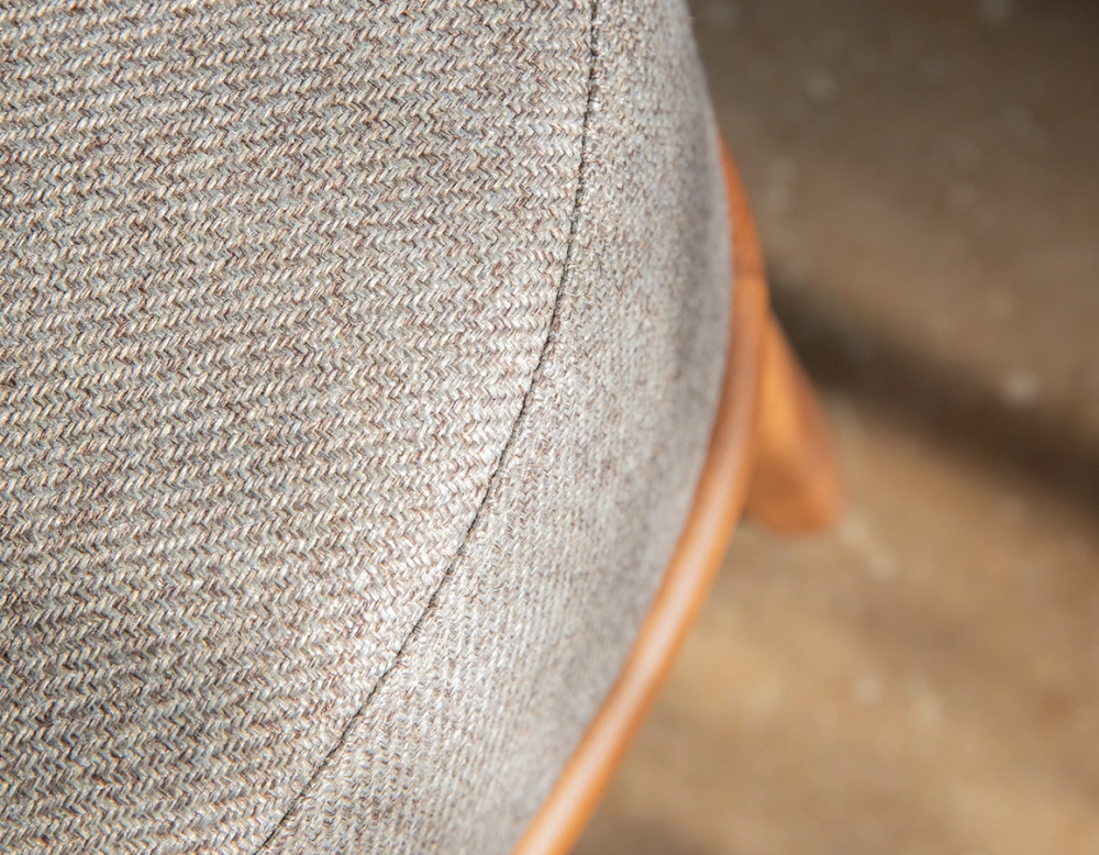 Fauteuil design cuir caramel et tissu brun