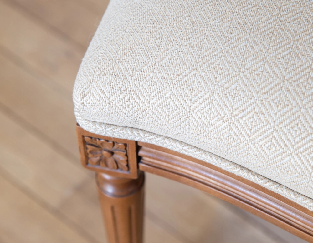 Silla antigua estilo Luis XVI madera con tinte envejecido y tejido chevron beige