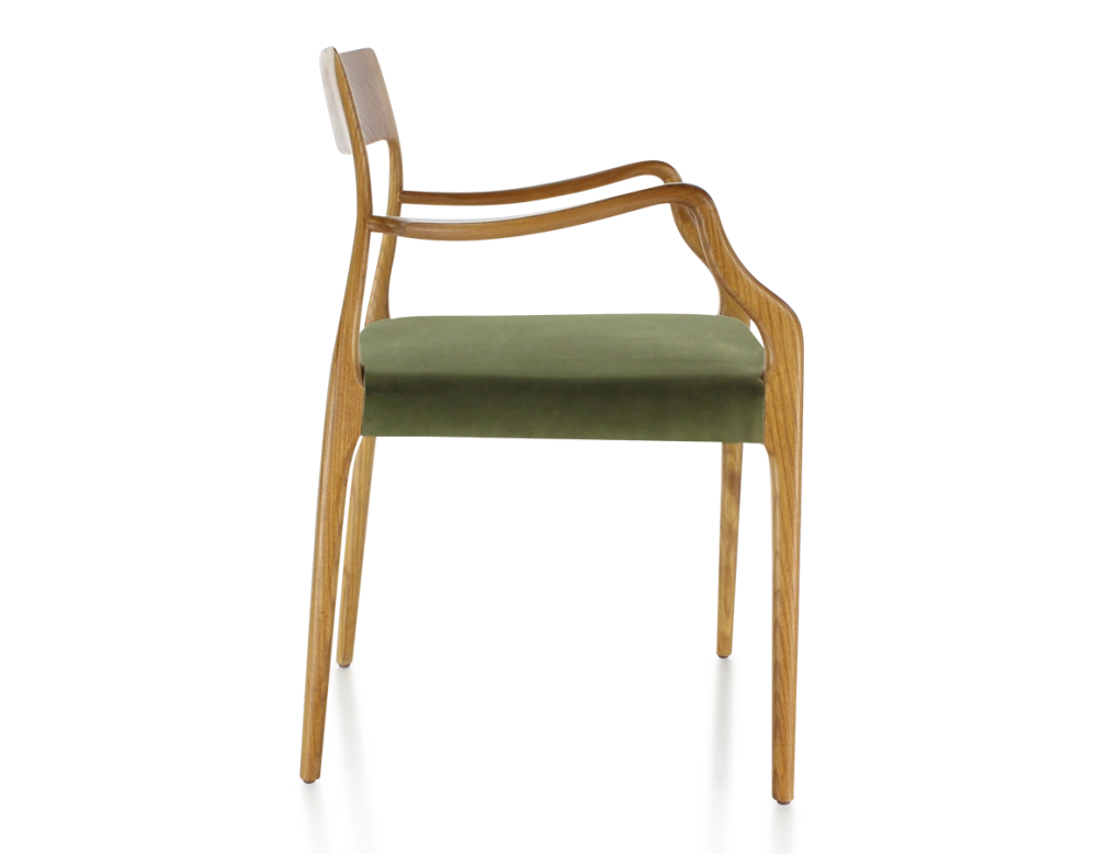 Chaise scandinave avec accoudoirs bois teinte merisier assise tissu vert olive