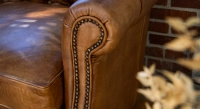 Canapé Chesterfield cuir 2 places cognac accoudoirs cloutés