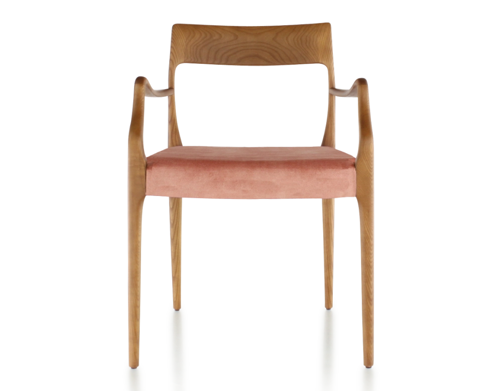 Chaise scandinave avec accoudoirs bois teinte merisier assise tissu velours rose pâle