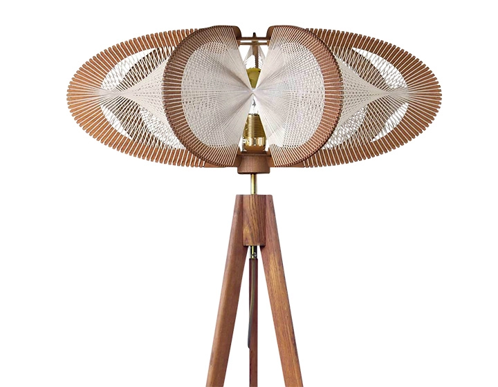 Lampadaire sur trépied en chêne et fil de coton tressage twist grand modèle