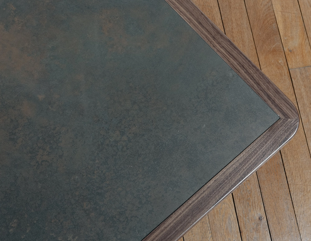 Table basse carré en noyer et céramique bois teinte naturelle plateau céramique brun oxydé 100x100 cm
