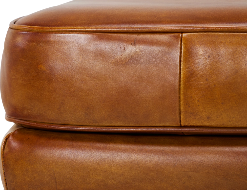 Puf de piel cognac borde tachonado