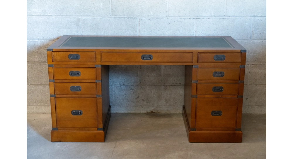 Bureau marine double caissons 9 tiroirs bois teinte merisier et cuir vert