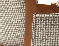 Fauteuil bergère style Louis XVI bois teinte ancienne et tissu pied de poule blanc et taupe