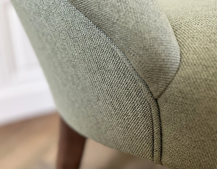Fauteuil crapaud sans accoudoirs pieds bois teinte noyer et tissu vert sauge