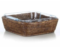 Fuente de pyrex cuadrada con soporte de ratán marrón