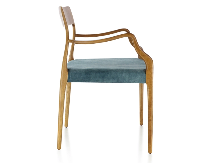 Chaise scandinave avec accoudoirs bois teinte merisier assise tissu velours bleu pétrole