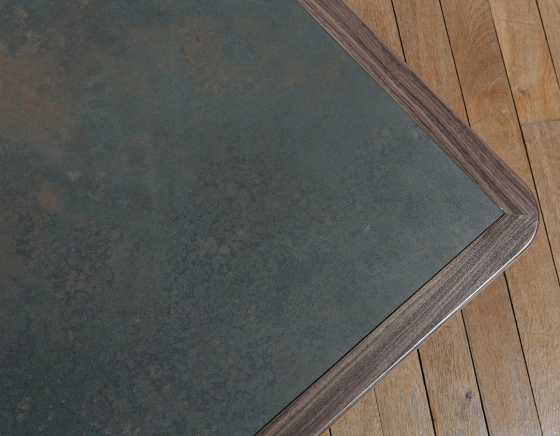 Table basse carré en noyer et céramique bois teinte naturelle plateau céramique brun oxydé 100x100 cm