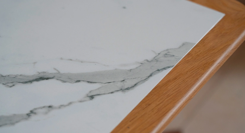 Table basse rectangulaire en chêne et céramique avec bois teinte naturelle plateau céramique effet marbre blanc 120X60 cm
