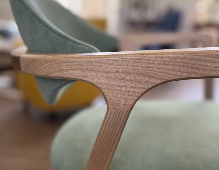 Chaise design avec accoudoirs bois teinte naturelle et tissu vert