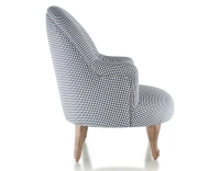 Fauteuil crapaud avec accoudoirs pieds bois teinte noyer et tissu pied-de-poule bleu et blanc