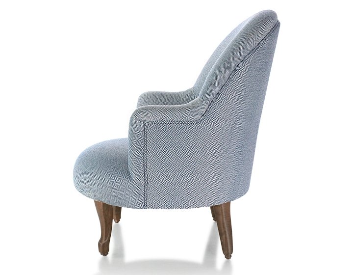 Fauteuil crapaud avec accoudoirs pieds bois teinte noyer et tissu chevron bleu