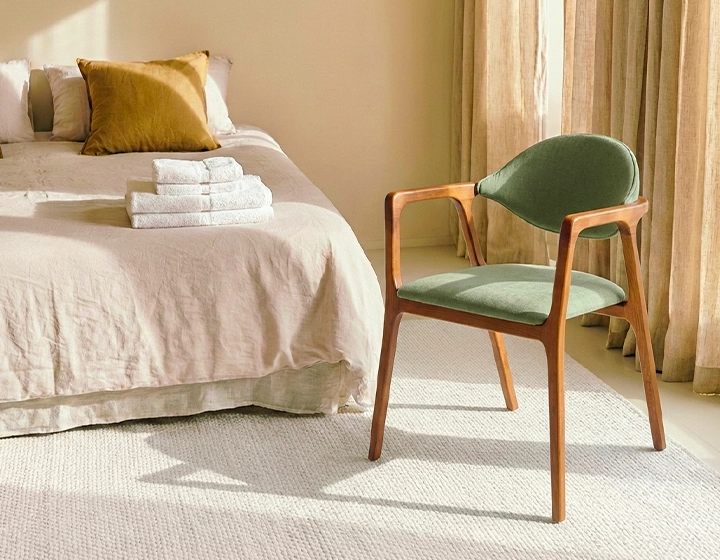 Chaise design avec accoudoirs bois teinte merisier et tissu vert