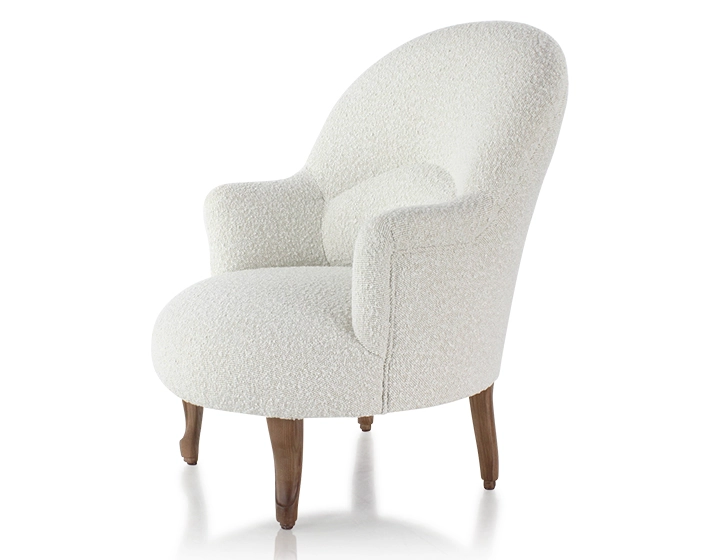 Fauteuil crapaud avec accoudoirs pieds bois teinte noyer et tissu bouclé blanc