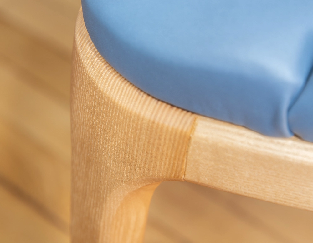 Chaise design avec accoudoirs bois teinte naturelle et cuir bleu orage