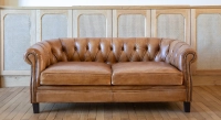Canapé Chesterfield cuir 2 places cognac accoudoirs cloutés