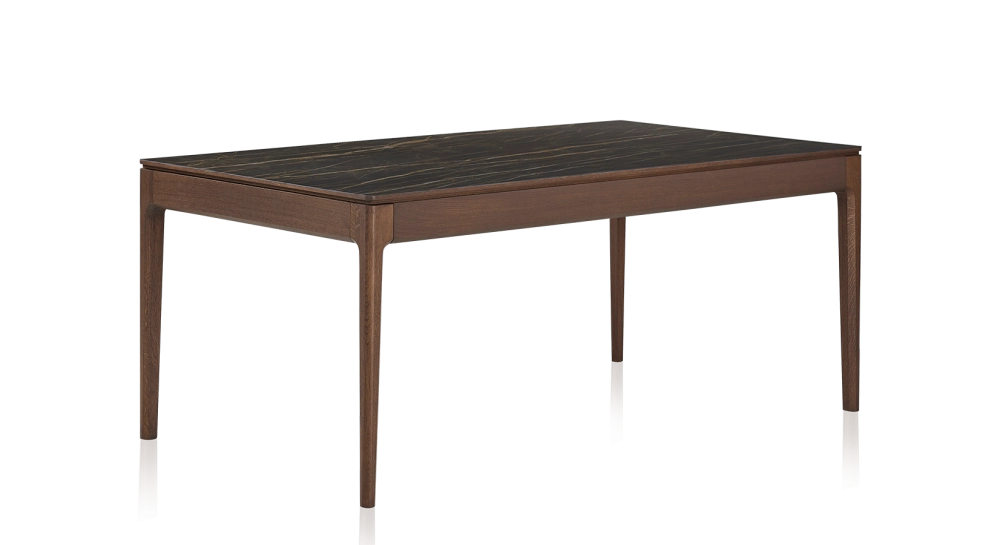 Table salle à manger en chêne et céramique 8 personnes avec bois teinte marron foncé et plateau céramique effet marbre noir 180x100 cm