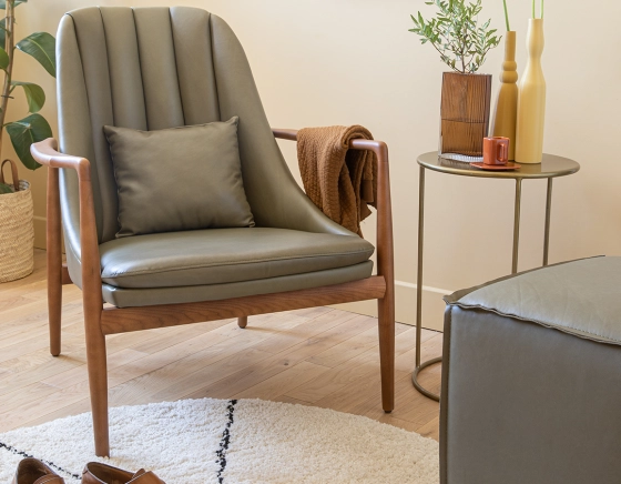 Fauteuil design bois teinte merisier et cuir vert kaki