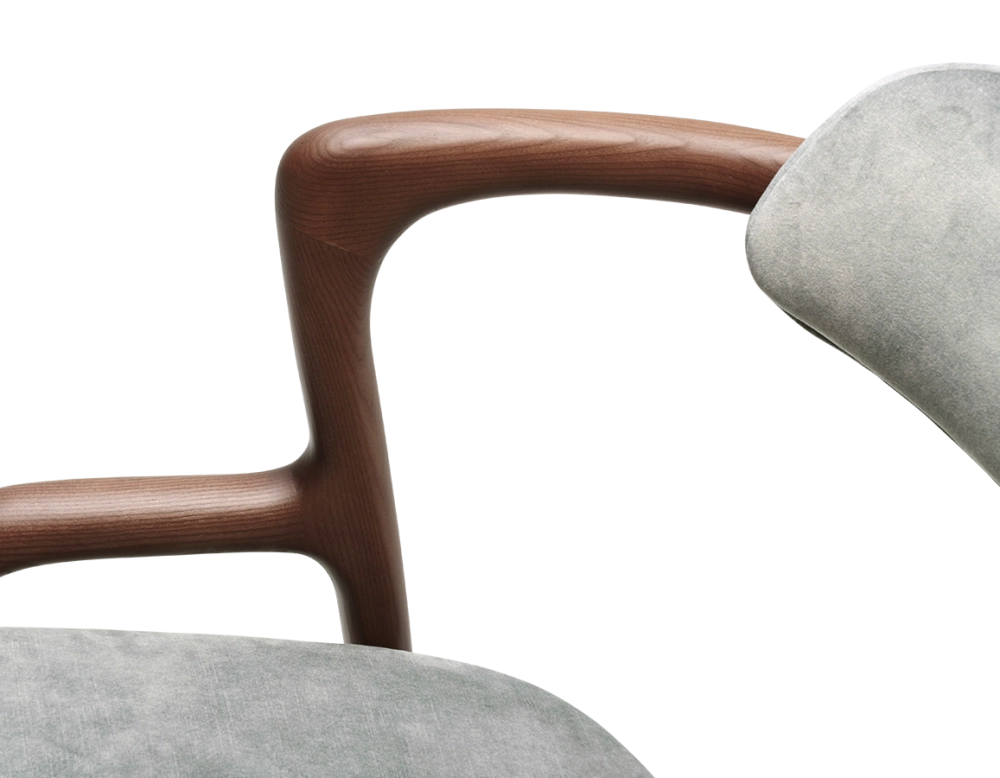 Silla escandinava madera tinte nogal asiento tejido terciopelo gris azul