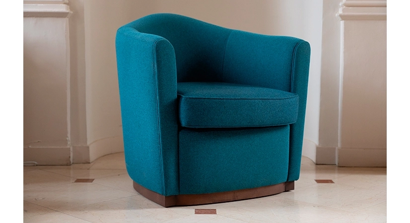 Club armchair fabric tissu bleu socle bois teinte noyer