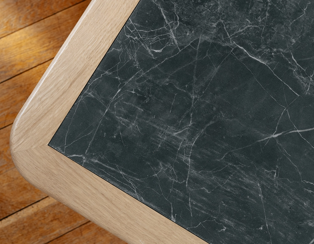 Table basse carrée en chêne et céramique avec bois teinte naturelle plateau céramique effet ardoise 100x100 cm