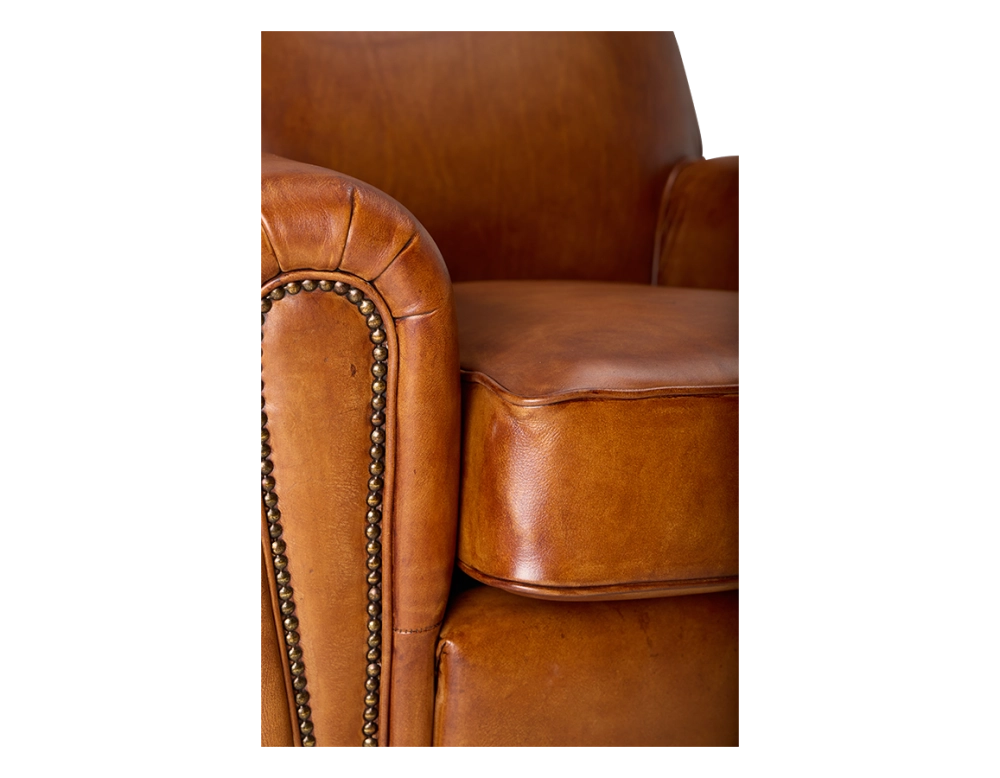 Sillón club de piel marrón claro reposabrazos con tachuelas