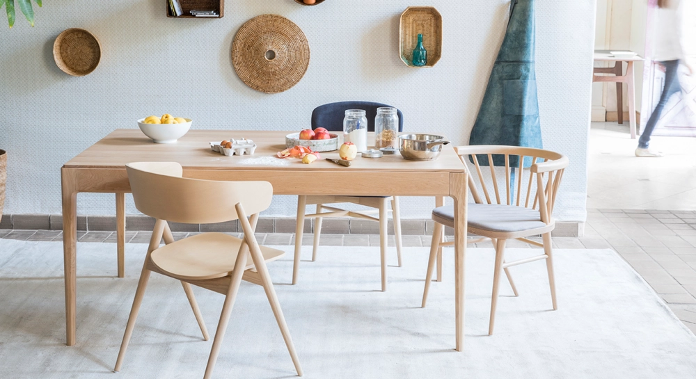 Mesa de comedor para 6 personas de roble tinte natural tablero de madera 140x90 cm