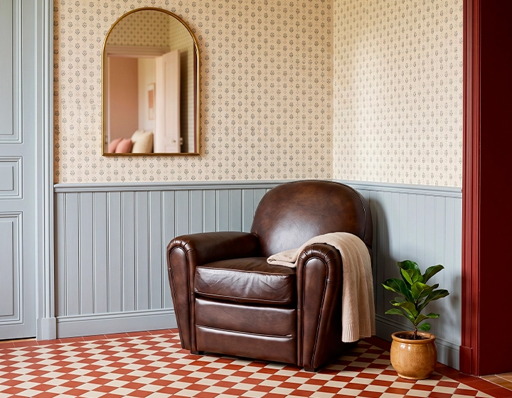 Fauteuil club cuir marron soutenu accoudoirs passepoil