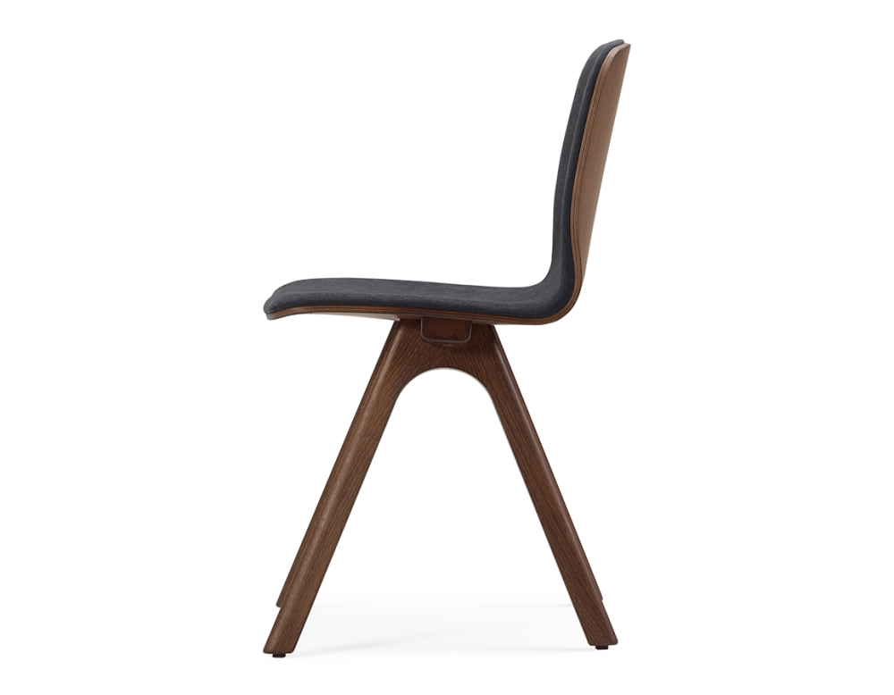 Chaise design en chêne tapissé bois teinte marron foncé assise tissu gris anthracite