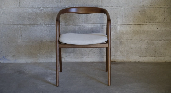 Chaise scandinave bois teinte marron foncé assise tissu beige naturel