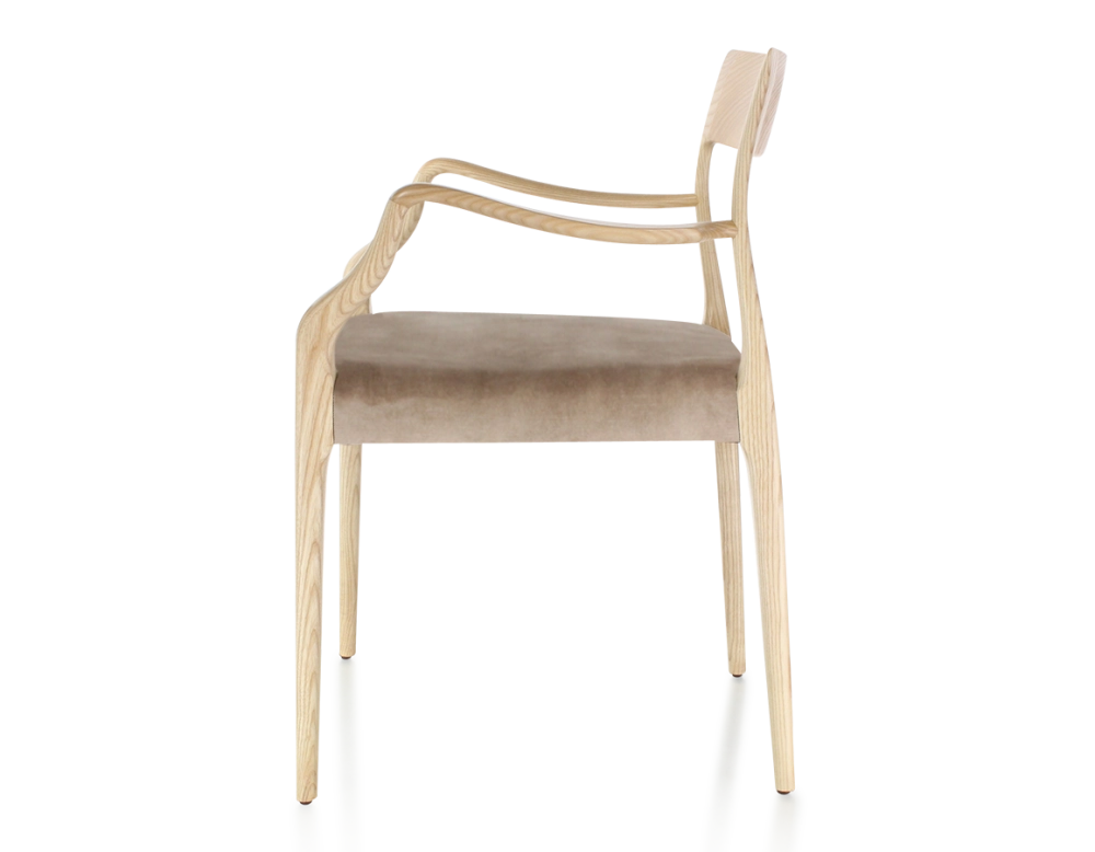 Chaise scandinave avec accoudoirs bois teinte naturelle assise tissu velours taupe clair