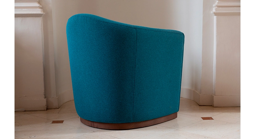 Club armchair fabric tissu bleu socle bois teinte noyer