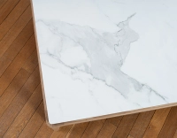 Mesa de centro cuadrada de roble y cerámica con estante en madera tinte natural tablero cerámico efecto mármol blanco 100x100 cm