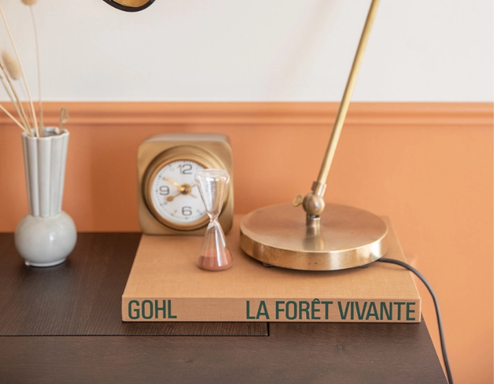 Lampe de bureau articulée noire abat jour noir intérieur doré