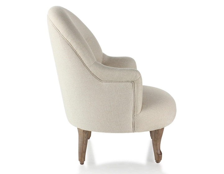 Fauteuil crapaud avec accoudoirs pieds bois teinte noyer et tissu chevron beige