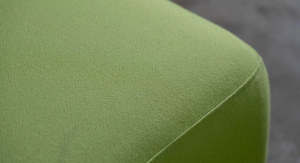 Pouf en tissu vert anis