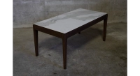 Mesa de centro rectangular de roble y cerámica con madera tintada marrón oscuro tablero cerámico efecto mármol blanco 100x050 cm
