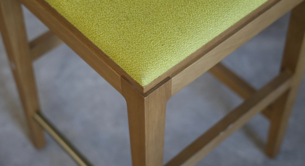 Tabouret de bar design H65 cm bois teinte vintage assise tissu jaune